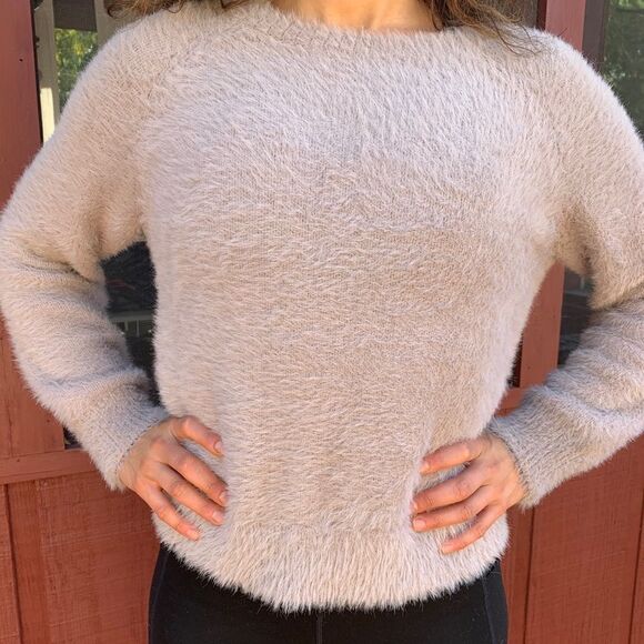 Aritzia light grey fuzzy long-sleeved sweater, great shape, no tags, Small - Picture 2 of 7